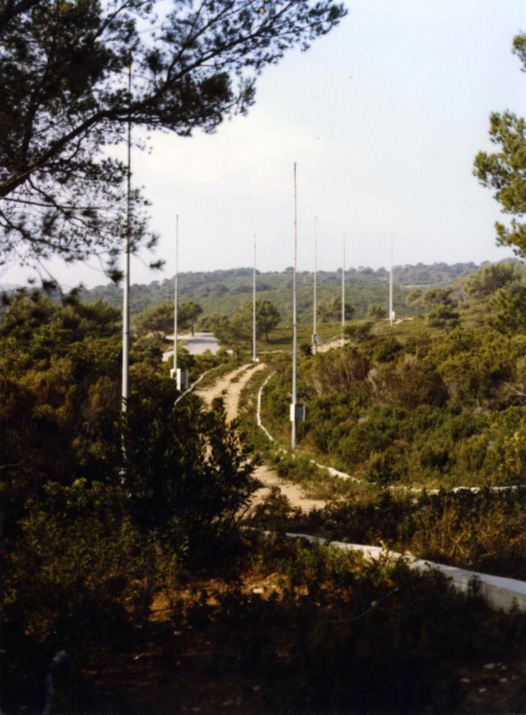 RIAS - Radar à +Impulsion et Antenne Synthétique). Centre d’essai de la Méditerranée, Ile du Levant Principe conçu à l'ONERA, d'un radar à antennes d'émission-réception dispersées sur le terrain et permettant une localisation omnidirectionnelle dans l'espace 